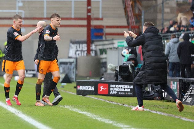 22 02 2026, xrekx, Fußball 2 Bundesliga, Preußen Münster 1 FC Kaiserslautern v l Torjubel nach dem Tor zum celebrating the goal celebrate 1 3 durch Norman Bassette 1 FC Kaiserslautern Marcel Klos Sportdirektor 1 FC Kaiserslautern DFL DFB REGULATIONS PROHIBIT ANY USE OF PHOTOGRAPHS as IMAGE SEQUENCES and or QUASI VIDEO Münster
