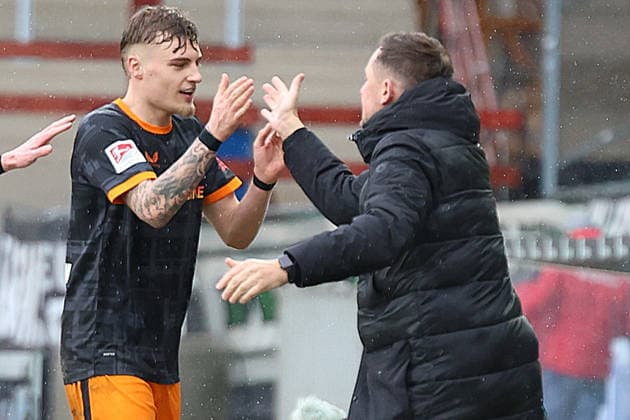 22 02 2026, xrekx, Fußball 2 Bundesliga, Preußen Münster 1 FC Kaiserslautern v l Torjubel nach dem Tor zum celebrating the goal celebrate 1 3 durch Norman Bassette 1 FC Kaiserslautern Marcel Klos Sportdirektor 1 FC Kaiserslautern DFL DFB REGULATIONS PROHIBIT ANY USE OF PHOTOGRAPHS as IMAGE SEQUENCES and or QUASI VIDEO Münster