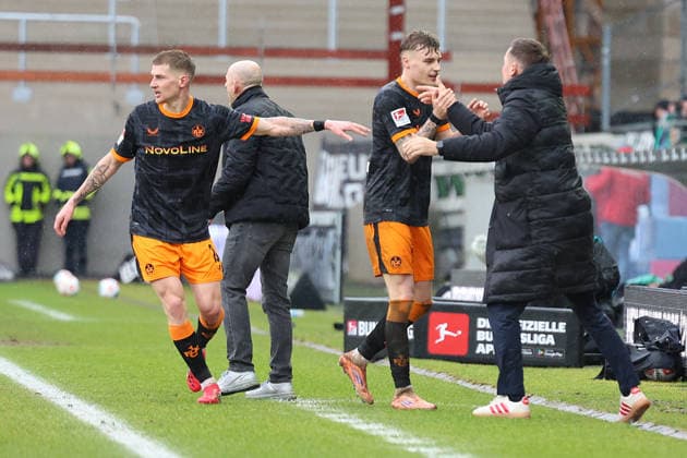 22 02 2026, xrekx, Fußball 2 Bundesliga, Preußen Münster 1 FC Kaiserslautern v l Torjubel nach dem Tor zum celebrating the goal celebrate 1 3 durch Norman Bassette 1 FC Kaiserslautern Paul Joly 1 FC Kaiserslautern Torsten Lieberknecht Trainer 1 FC Kaiserslautern Marcel Klos Sportdirektor 1 FC Kaiserslautern DFL DFB REGULATIONS PROHIBIT ANY USE OF PHOTOGRAPHS as IMAGE SEQUENCES and or QUASI VIDEO Münster