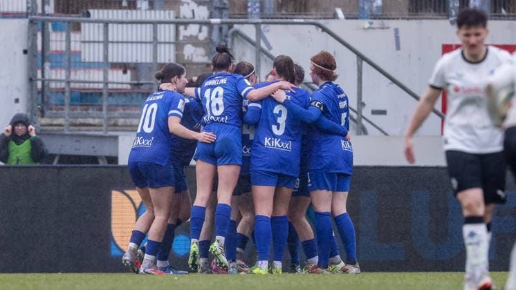 SV Meppen players with goal celebration, cheering, jubilant, optimistic, game scene, highlight, joy about the 1-0 goal, THE DFB REGULATIONS PROHIBIT ANY USE OF PHOTOGRAPHS AS IMAGE SEQUENCES AND OR QUASI VIDEO , 22 02 2026, Meppen Germany , Football, 2 Womens Bundesliga, SV Meppen Borussia Mönchengladbach xobx