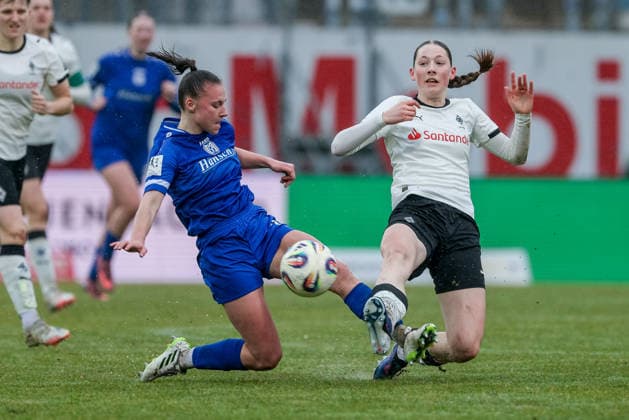 from left Lana Hubbeling SV Meppen, 18 and Fiona Itgenshorst Borussia Mönchengladbach, 6 in a duel, dynamic, action, action, game scene, THE DFB GUIDELINES PROHIBIT ANY USE OF PHOTOGRAPHS AS IMAGE SEQUENCES AND OR QUASI VIDEO DFB REGULATIONS PROHIBIT ANY USE OF PHOTOGRAPHS AS IMAGE SEQUENCES AND OR QUASI VIDEO , 22 02 2026, Meppen Germany , Football, 2 Women Bundesliga, SV Meppen Borussia Mönchengladbach xobx