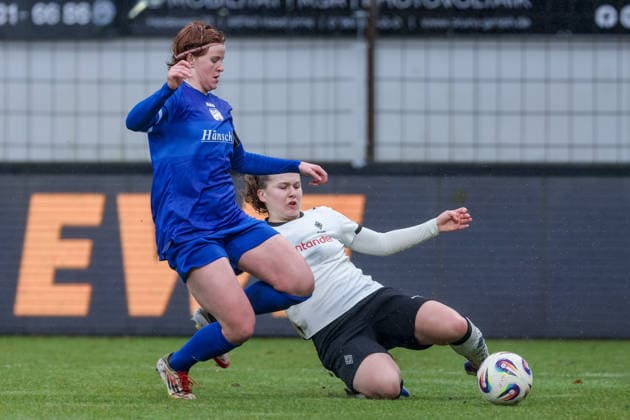 from left Lena Göppel SV Meppen, 5 and Mia Giesen Borussia Mönchengladbach, 19 in a duel, dynamic, action, action, game scene, THE DFB GUIDELINES PROHIBIT ANY USE OF PHOTOGRAPHS AS IMAGE SEQUENCES AND OR QUASI VIDEO DFB REGULATIONS PROHIBIT ANY USE OF PHOTOGRAPHS AS IMAGE SEQUENCES AND OR QUASI VIDEO , 22 02 2026, Meppen Germany , Football, 2 Women Bundesliga, SV Meppen Borussia Mönchengladbach xobx