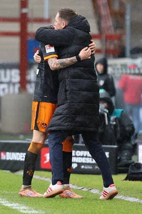 22 02 2026, xrekx, Fußball 2 Bundesliga, Preußen Münster 1 FC Kaiserslautern v l Torjubel nach dem Tor zum celebrating the goal celebrate 1 3 durch Norman Bassette 1 FC Kaiserslautern Marcel Klos Sportdirektor 1 FC Kaiserslautern DFL DFB REGULATIONS PROHIBIT ANY USE OF PHOTOGRAPHS as IMAGE SEQUENCES and or QUASI VIDEO Münster