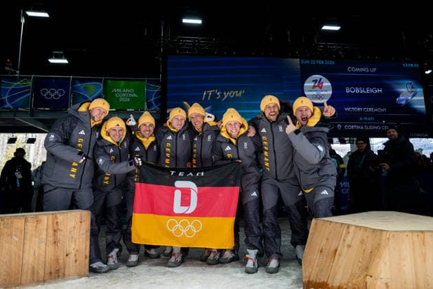 FRIEDRICH Francesco, SOMMER Matthias, SCHUELLER Alexander, STRAUB Felix (Deutschland), LOCHNER Johannes, MARGIS Thorsten, WENZEL Jorn, FLEISCHHAUER Georg (Deutschland) jubeln im Ziel ueber Platz 2 Silber Medaille und Sieg Gold Medaille, ITA, Olympische Spiele Milano Cortina 2026, Olympia, Viererbob Herren, Finale, 22.02.2026 ITA, Olympische Spiele Milano Cortina 2026, Olympia, Viererbob Herren, Finale, 22.02.2026 Cortina d Ampezzo *** FRIEDRICH Francesco, SOMMER Matthias, SCHUELLER Alexander, STRAUB Felix Germany , LOCHNER Johannes, MARGIS Thorsten, WENZEL Jorn, FLEISCHHAUER Georg Germany cheering at the finish line over 2nd place silver medal and victory gold medal, ITA, Olympic Games Milano Cortina 2026, Olympia, 4-man bobsleigh men, final, 22 02 2026 ITA, Olympic Games Milano Cortina 2026, Olympia, 4-man bobsleigh men, final, 22 02 2026 Cortina d Ampezzo Copyright: xEibner-Pressefoto Memmlerx EP_MMR