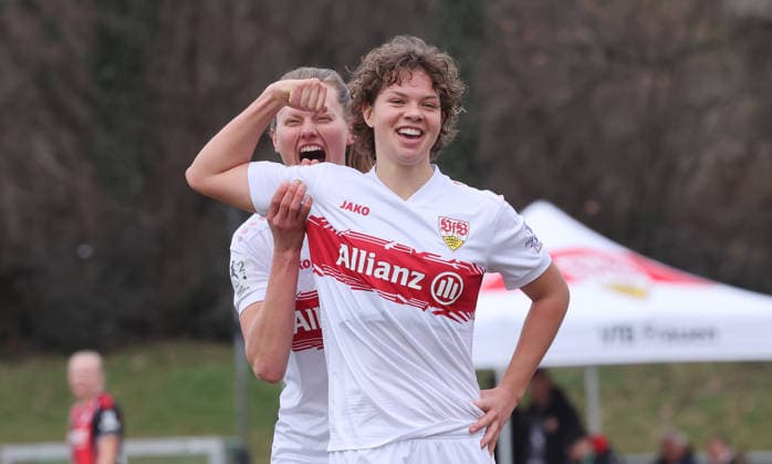 Stuttgart , Soccer 2 Bundesliga VfB Stuttgart Women vs Eintracht Frankfurt II , VfB cheers , from the front Rosa Rückert Maximiliane Rall