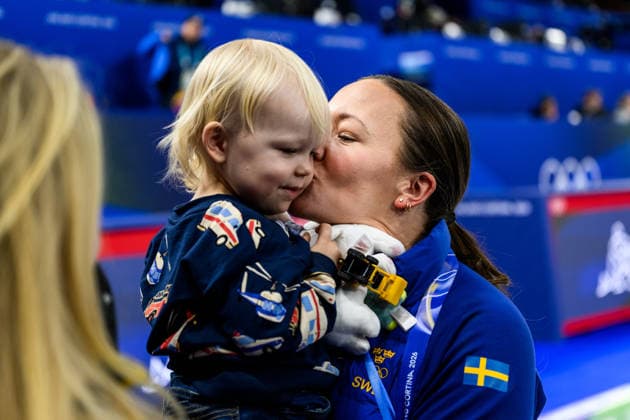 260222 Agnes Knochenhauer of Sweden celebrates with family after winning gold in the women s gold medal curling match between Switzerland and Sweden during day 16 of the 2026 Winter Olympics on February 22, 2026 in Cortina. Photo: Jon Olav Nesvold BILDBYRAN COP 217 JE0130 jubel curling Olympic Games, Olympische Spiele, Olympia, OS olympics winter olympics os ol olympiska spel vinter-os olympiske leker milano cortina 2026 milan cortina 2026 milano cortina 2026 olympic games milano cortina 2026 winter olympic games milano cortina-os milano cortina-ol vinter-ol 16 bbeng schweiz sveits sweden sverige dam publik guld gold *** 260222 Agnes Knochenhauer of Sweden celebrates with family after winning gold in the women s gold medal curling match between Switzerland and Sweden during day 16 of the 2026 Winter Olympics on February 22, 2026 in Cortina Photo Jon Olav Nesvold BILDBYRAN COP 217 JE0130 jubilation curling olympic games olympics winter olympics os ol olympiska spel vinter os olympiske leker milano cortina 2026 milan cortina 2026 milano cortina 2026 olympic games milano cortina 2026 winter olympic games milano cortina os milano cortina ol vinter ol 16 bbeng schweiz sveits sweden sverige dam publik guld gold  Copyright: JONxOLAVxNESVOLD BB260222JE107