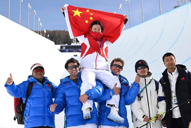 (260222) -- LIVIGNO, Feb. 22, 2026 -- Silver medalist Li Fanghui (top) of China takes group photos with team members after the awarding ceremony for freestyle skiing women s freeski halfpipe at the Milan-Cortina 2026 Olympic Winter games, Winterspiele,Spiele, Summer games in Livigno, Italy, Feb. 22, 2026. ) (MICO2026)ITALY-LIVIGNO-OLYMPIC WINTER GAMES-FREESTYLE SKIING-WOMEN S FREESKI HALFPIPE-FINAL XiaxYifang 