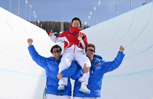 (260222) -- LIVIGNO, Feb. 22, 2026 -- Silver medalist Li Fanghui (top) of China takes group photos with team members after the awarding ceremony for freestyle skiing women s freeski halfpipe at the Milan-Cortina 2026 Olympic Winter games, Winterspiele,Spiele, Summer games in Livigno, Italy, Feb. 22, 2026. ) (MICO2026)ITALY-LIVIGNO-OLYMPIC WINTER GAMES-FREESTYLE SKIING-WOMEN S FREESKI HALFPIPE-FINAL XiaxYifang 