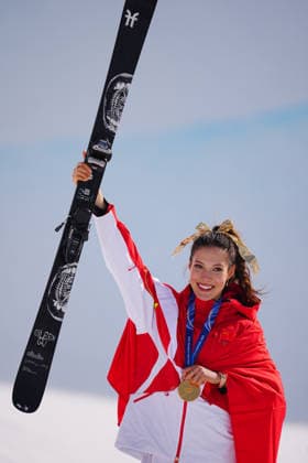 (260222) -- LIVIGNO, Feb. 22, 2026 -- Gold medalist Gu Ailing of China poses after the awarding ceremony for freestyle skiing women s freeski halfpipe at the Milan-Cortina 2026 Olympic Winter games, Winterspiele,Spiele, Summer games in Livigno, Italy, Feb. 22, 2026. ) (MICO2026)ITALY-LIVIGNO-OLYMPIC WINTER GAMES-FREESTYLE SKIING-WOMEN S FREESKI HALFPIPE-FINAL HuxChao 