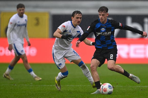 Paderborn, Home Deluxe Arena, 22 02 26, GER, Herren, 2 Bundesliga, Saison 2025 2026, SC Paderborn 07 Hertha BSC Berlin Bild v li im Zweikampf Michal KARBOWNIK Hertha BSC und Ruben MUELLER Paderborn DFL regulations prohibit any use of photographs as image sequences and or quasi video NRW Deutschland