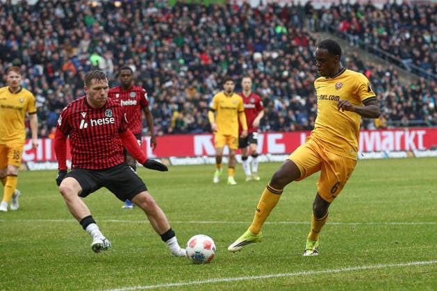 22 02 2026, xtgx, Soccer 2 Bundesliga, Hannover 96 SG Dynamo Dresden emspor, v l Benjamin Källman Hannover, 9 , Kofi Amoako Dresden, 6 DFL DFB REGULATIONS PROHIBIT ANY USE OF PHOTOGRAPHS as IMAGE SEQUENCES and or QUASI VIDEO Hannover