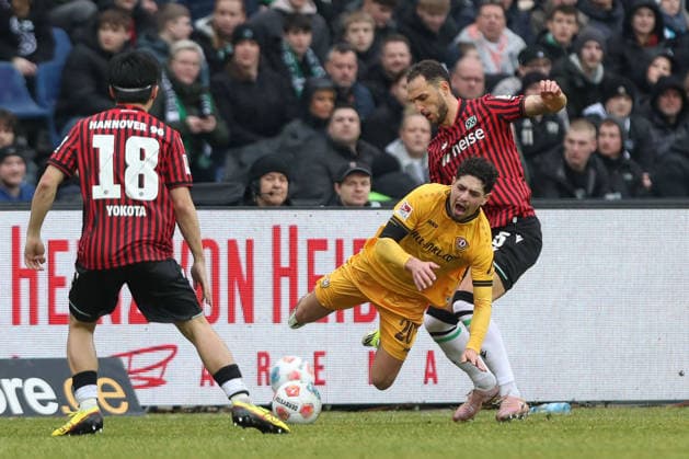 22 02 2026, xtgx, Fußball 2 Bundesliga, Hannover 96 SG Dynamo Dresden emspor, v l Ben Bobzien Dresden, 20 , Virgil Ghita Hannover, 5 Zweikampf, Duell, Kampf, tackle DFL DFB REGULATIONS PROHIBIT ANY USE OF PHOTOGRAPHS as IMAGE SEQUENCES and or QUASI VIDEO Hannover