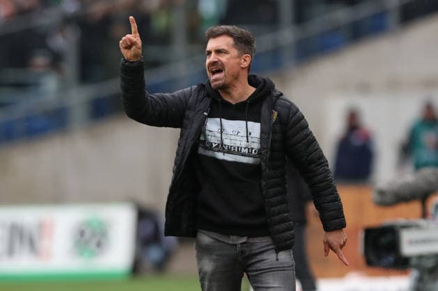 22 02 2026, xtgx, Fußball 2 Bundesliga, Hannover 96 SG Dynamo Dresden emspor, v l Thomas Stamm Dresden, Trainer gibt Anweisungen, gestikuliert mit den Armen, gesticulate, gives instructions DFL DFB REGULATIONS PROHIBIT ANY USE OF PHOTOGRAPHS as IMAGE SEQUENCES and or QUASI VIDEO Hannover