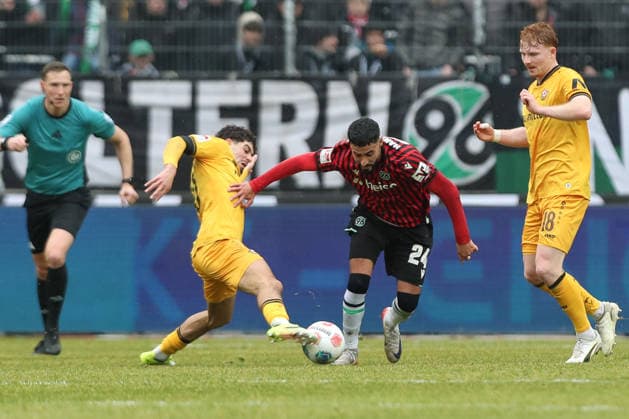 22 02 2026, xtgx, Fußball 2 Bundesliga, Hannover 96 SG Dynamo Dresden emspor, v l Ben Bobzien Dresden, 20 , Elias Saad Hannover , Robert Wagner Dresden, 18 Zweikampf, Duell, Kampf, tackle DFL DFB REGULATIONS PROHIBIT ANY USE OF PHOTOGRAPHS as IMAGE SEQUENCES and or QUASI VIDEO Hannover