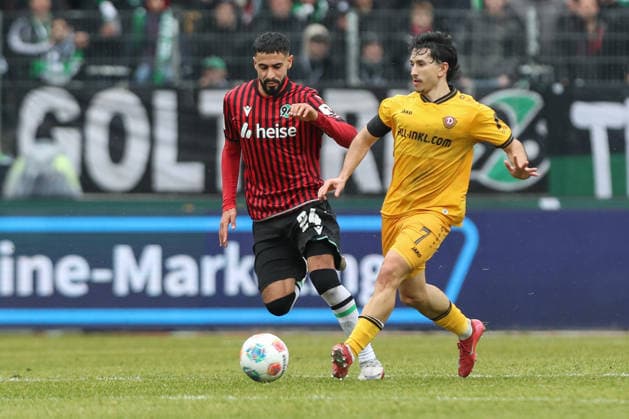 22 02 2026, xtgx, Fußball 2 Bundesliga, Hannover 96 SG Dynamo Dresden emspor, v l Elias Saad Hannover , Jason Ceka Dresden, 7 Zweikampf, Duell, Kampf, tackle Zweikampf, Duell, Kampf, tackle DFL DFB REGULATIONS PROHIBIT ANY USE OF PHOTOGRAPHS as IMAGE SEQUENCES and or QUASI VIDEO Hannover