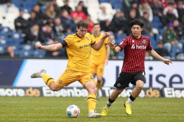 22 02 2026, xtgx, Soccer 2 Bundesliga, Hannover 96 SG Dynamo Dresden emspor, v l Fridrich Mueller Müller, Dresden, 42 , Daisuke Yokota Hannover, 18 DFL DFB REGULATIONS PROHIBIT ANY USE OF PHOTOGRAPHS as IMAGE SEQUENCES and or QUASI VIDEO Hannover