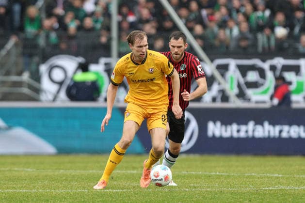 22 02 2026, xtgx, Fußball 2 Bundesliga, Hannover 96 SG Dynamo Dresden emspor, v l Vincent Vermeij Dresden, 9 , Boris Tomiak Hannover, 3 Zweikampf, Duell, Kampf, tackle DFL DFB REGULATIONS PROHIBIT ANY USE OF PHOTOGRAPHS as IMAGE SEQUENCES and or QUASI VIDEO Hannover