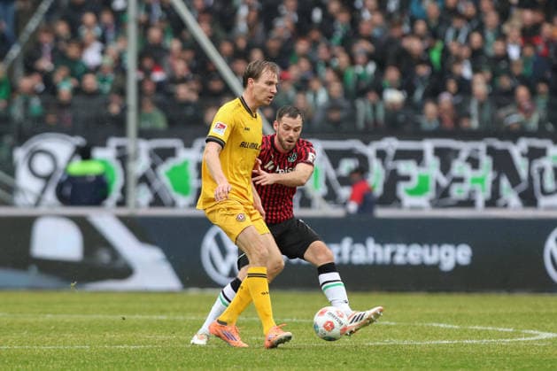 22 02 2026, xtgx, Fußball 2 Bundesliga, Hannover 96 SG Dynamo Dresden emspor, v l Vincent Vermeij Dresden, 9 , Boris Tomiak Hannover, 3 Zweikampf, Duell, Kampf, tackle DFL DFB REGULATIONS PROHIBIT ANY USE OF PHOTOGRAPHS as IMAGE SEQUENCES and or QUASI VIDEO Hannover