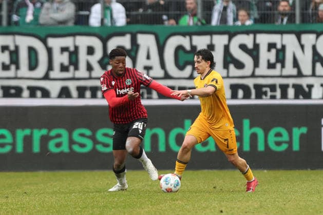22 02 2026, xtgx, Fußball 2 Bundesliga, Hannover 96 SG Dynamo Dresden emspor, v l Ime Okon Hannover, 20 , Jason Ceka Dresden, 7 Zweikampf, Duell, Kampf, tackle DFL DFB REGULATIONS PROHIBIT ANY USE OF PHOTOGRAPHS as IMAGE SEQUENCES and or QUASI VIDEO Hannover