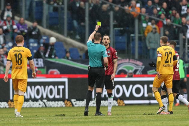 22 02 2026, xtgx, Fußball 2 Bundesliga, Hannover 96 SG Dynamo Dresden emspor, v l Virgil Ghita Hannover, 5 Gelbe Karte, yellow card DFL DFB REGULATIONS PROHIBIT ANY USE OF PHOTOGRAPHS as IMAGE SEQUENCES and or QUASI VIDEO Hannover