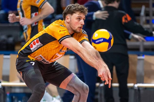 22 02 26, Volleyball, Men BR Volleys Volley Goats Mitteldeutschland, Bundesliga, 23 Matchday, Max Schmeling Halle Simon Plaskie BR Volleys takes the ball BR Volleys Volley Goats Mitteldeutschland,