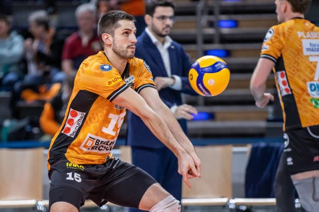 22 02 26, Volleyball, Men BR Volleys Volley Goats Mitteldeutschland, Bundesliga, 23 Matchday, Max Schmeling Halle Moritz Reichert BR Volleys takes the ball Moritz Reichert BR Volleys takes the ball BR Volleys Volley Goats Mitteldeutschland,