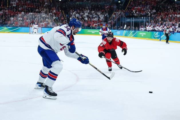 USA s Auston Matthews in action against Canada s Brandon Hagel during the Olympic Winter games, Winterspiele,Spiele, Summer games Milano-Cortina 2026, Men s Ice hockey, Eishockey Final - Canada vs USA on February 22, 2026 at Milano Santagiulia Ice Hockey Arena in Milan, Italy  Copyright: xFabrizioxCarabelli IPAxSportx xipa-agency.netx xx IPA_71870062 IPA_Agency_IPA71870062