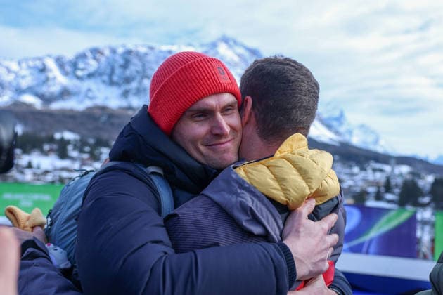Olympische Winterspiele Milano Cortina 2026 Bob Viererbob Männer am 22.02.2026 im Cortina Sliding Centre in Cortina d™Ampezzo Johannes Lochner ( Deutschland ) feiert seine Gold Medaille *** Olympic Winter Games Milano Cortina 2026 Bobsleigh 4-man on 22 02 2026 at the Cortina Sliding Center in Cortina d™Ampezzo Johannes Lochner Germany celebrates his gold medal xMSx
