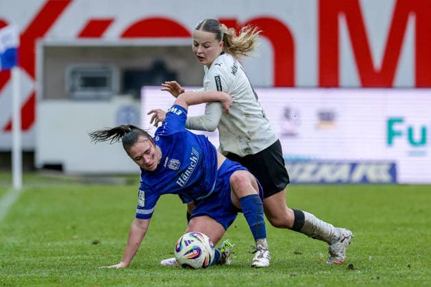 from left Lana Hubbeling SV Meppen, 18 and Sophia Gerber Borussia Mönchengladbach, 4 in a duel, dynamic, action, action, game scene, THE DFB GUIDELINES PROHIBIT ANY USE OF PHOTOGRAPHS AS IMAGE SEQUENCES AND OR QUASI VIDEO DFB REGULATIONS PROHIBIT ANY USE OF PHOTOGRAPHS AS IMAGE SEQUENCES AND OR QUASI VIDEO , 22 02 2026, Meppen Germany , Football, 2 Women Bundesliga, SV Meppen Borussia Mönchengladbach xobx