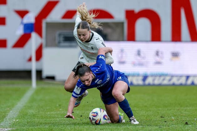 from left Sophia Gerber Borussia Mönchengladbach, 4 and Lana Hubbeling SV Meppen, 18 in a duel, dynamic, action, action, game scene, THE DFB GUIDELINES PROHIBIT ANY USE OF PHOTOGRAPHS AS IMAGE SEQUENCES AND OR QUASI VIDEO DFB REGULATIONS PROHIBIT ANY USE OF PHOTOGRAPHS AS IMAGE SEQUENCES AND OR QUASI VIDEO , 22 02 2026, Meppen Germany , Football, 2 Women Bundesliga, SV Meppen Borussia Mönchengladbach xobx