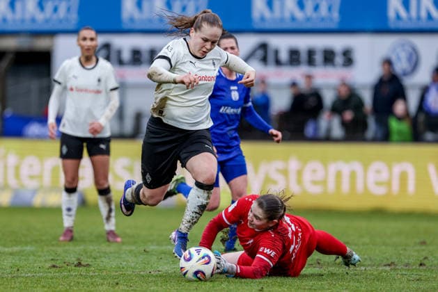 from left Mia Giesen Borussia Mönchengladbach, 19 puts the ball past Isabel Rutishauser goalkeeper, goalkeeper, SV Meppen, 28, in duel, duel, dynamics, action, action, game scene, THE DFB GUIDELINES PROHIBIT ANY USE OF PHOTOGRAPHS AS IMAGE SEQUENCES AND OR QUASI VIDEO DFB REGULATIONS PROHIBIT ANY USE OF PHOTOGRAPHS AS IMAGE SEQUENCES AND OR QUASI VIDEO , 22 02 2026, Meppen Germany , Football, 2 Women Bundesliga, SV Meppen Borussia Mönchengladbach xobx