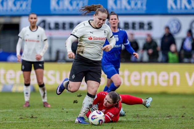 from left Mia Giesen Borussia Mönchengladbach, 19 puts the ball past Isabel Rutishauser goalkeeper, goalkeeper, SV Meppen, 28, in duel, duel, dynamics, action, action, game scene, THE DFB GUIDELINES PROHIBIT ANY USE OF PHOTOGRAPHS AS IMAGE SEQUENCES AND OR QUASI VIDEO DFB REGULATIONS PROHIBIT ANY USE OF PHOTOGRAPHS AS IMAGE SEQUENCES AND OR QUASI VIDEO , 22 02 2026, Meppen Germany , Football, 2 Women Bundesliga, SV Meppen Borussia Mönchengladbach xobx