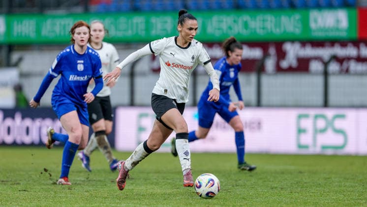 Miray Cin Borussia Mönchengladbach, 10 on the ball, single image, full body, action, action, match scene, THE DFB REGULATIONS PROHIBIT ANY USE OF PHOTOGRAPHS AS IMAGE SEQUENCES AND OR QUASI VIDEO , 22 02 2026, Meppen Germany , Football, 2 Womens Bundesliga, SV Meppen Borussia Mönchengladbach xobx