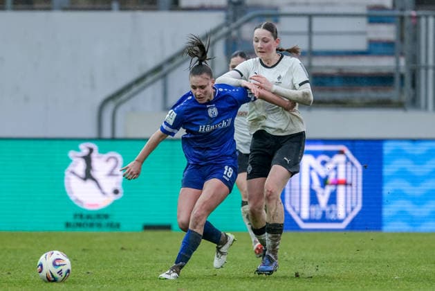 from left Lana Hubbeling SV Meppen, 18 and Fiona Itgenshorst Borussia Mönchengladbach, 6 in a duel, dynamic, action, action, game scene, THE DFB GUIDELINES PROHIBIT ANY USE OF PHOTOGRAPHS AS IMAGE SEQUENCES AND OR QUASI VIDEO DFB REGULATIONS PROHIBIT ANY USE OF PHOTOGRAPHS AS IMAGE SEQUENCES AND OR QUASI VIDEO , 22 02 2026, Meppen Germany , Football, 2 Women Bundesliga, SV Meppen Borussia Mönchengladbach xobx