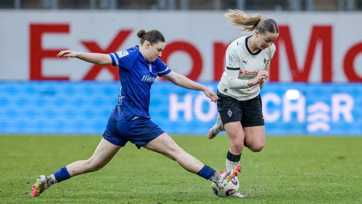 from left Marleen Kropp SV Meppen, 9 and Sophia Gerber Borussia Mönchengladbach, 4 in a duel, dynamic, action, action, game scene, THE DFB GUIDELINES PROHIBIT ANY USE OF PHOTOGRAPHS AS IMAGE SEQUENCES AND OR QUASI VIDEO DFB REGULATIONS PROHIBIT ANY USE OF PHOTOGRAPHS AS IMAGE SEQUENCES AND OR QUASI VIDEO , 22 02 2026, Meppen Germany , Football, 2 Women Bundesliga, SV Meppen Borussia Mönchengladbach xobx