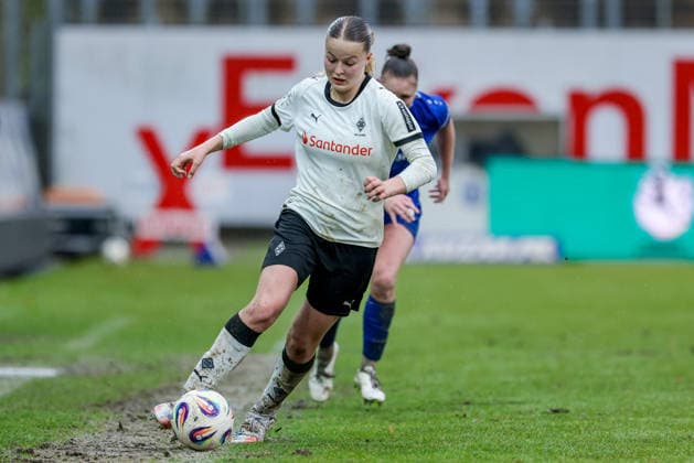 Sophia Gerber Borussia Mönchengladbach, 4 on the ball, single image, full body, action, action, game scene, THE DFB GUIDELINES PROHIBIT ANY USE OF PHOTOGRAPHS AS IMAGE SEQUENCES AND OR QUASI VIDEO DFB REGULATIONS PROHIBIT ANY USE OF PHOTOGRAPHS AS IMAGE SEQUENCES AND OR QUASI VIDEO , 22 02 2026, Meppen Germany , Football, 2 Women Bundesliga, SV Meppen Borussia Mönchengladbach xobx