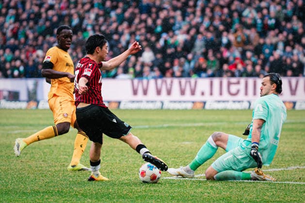 2 Bundesliga Hannover 96 vs Dynamo Dresden, 22 02 2026 Daisuke Yokota Hannover 96, 18 plays the ball in front of Tim Stanislaw Schreiber SG Dynamo Dresden, 1 Soccer, 2 Bundesliga, 23 Matchday Hannover 96 vs Dynamo Dresden on 22 02 2026 at Heinz von Heiden Arena, Hannover DFL REGULATIONS PROHIBIT ANY USE OF PHOTOGRAPHS AS IMAGE SEQUENCES AND OR QUASI VIDEO Copyright: xBEAUTIFULxSPORTS Tonhäuserx