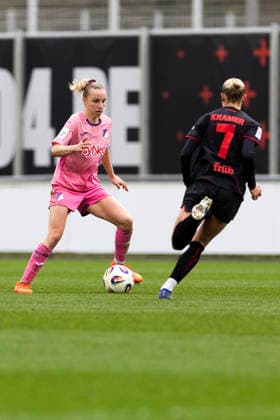 Google Pixel Women Bundesliga Bayer 04 Leverkusen TSG 1899 Hoffenheim 22 02 2026 Vanessa Diehm TSG 1899 Hoffenheim, 6 , Cornelia Kramer Bayer 04 Leverkusen, 7 on matchday 19 of the Google Pixel Women Bundesliga in the match between Bayer 04 Leverkusen and TSG 1899 Hoffenheim on 22 02 2026 at Ulrich Haberland Stadium in Leverkusen Copyright: xBEAUTIFULxSPORTS Meuselx