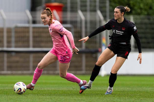 Google Pixel Frauen Bundesliga Bayer 04 Leverkusen TSG 1899 Hoffenheim 22 02 2026 Nikee Van Dijk TSG 1899 Hoffenheim, 25 , Selina Ostermeier Bayer 04 Leverkusen, 2 on matchday 19 of the Google Pixel Frauen Bundesliga in the match between Bayer 04 Leverkusen and TSG 1899 Hoffenheim on 22 02 2026 at Ulrich Haberland Stadion in Leverkusen Copyright: xBEAUTIFULxSPORTS Meuselx