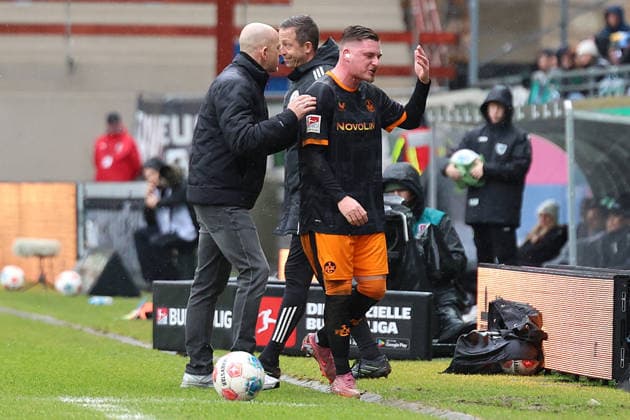 22 02 2026, xrekx, Fußball 2 Bundesliga, Preußen Münster 1 FC Kaiserslautern v l Auswechslung Torsten Lieberknecht Trainer 1 FC Kaiserslautern Marlon Ritter 1 FC Kaiserslautern enttaeuscht, enttäuscht, schaut enttaeuscht, traurig, frustriert, niedergeschlagen, disappointed, sad, frustrated DFL DFB REGULATIONS PROHIBIT ANY USE OF PHOTOGRAPHS as IMAGE SEQUENCES and or QUASI VIDEO Münster