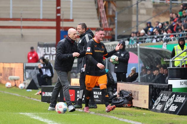 22 02 2026, xrekx, Fußball 2 Bundesliga, Preußen Münster 1 FC Kaiserslautern v l Auswechslung Torsten Lieberknecht Trainer 1 FC Kaiserslautern Marlon Ritter 1 FC Kaiserslautern enttaeuscht, enttäuscht, schaut enttaeuscht, traurig, frustriert, niedergeschlagen, disappointed, sad, frustrated DFL DFB REGULATIONS PROHIBIT ANY USE OF PHOTOGRAPHS as IMAGE SEQUENCES and or QUASI VIDEO Münster