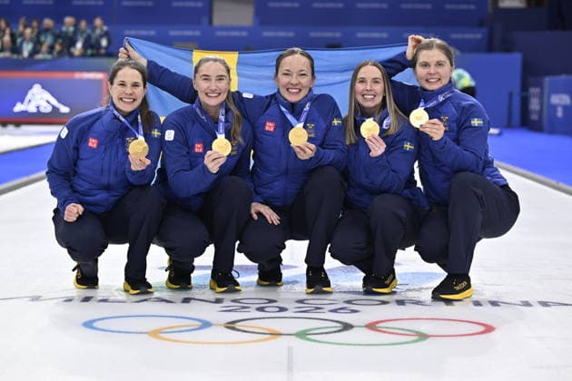 CORTINA, ITALY 20260222 Team Hasselborg from left Anna Hasselborg, Sara McManus, Agnes Knochenhauer, Sofia Scharback and Johanna Heldin pose with their gold medals after the victory in the final between Switzerland and Sweden in the Olympic curling in Cortina. *** The image is included in the SPORTS PACKAGE. For others PAYMENT IMAGE *** CORTINA ITALY x10050x *** CORTINA, ITALY 20260222 Team Hasselborg from left Anna Hasselborg, Sara McManus, Agnes Knochenhauer, Sofia Scharback and Johanna Heldin pose with their gold medals after the victory in the final between Switzerland and Sweden in the Olympic curling in Cortina The image is included in the SPORTS PACKAGE For others PAYMENT IMAGE CORTINA ITALY x10050x  Copyright: xPontusxLundahl TTx OLYMPICS 2026 CURLING WOMEN FINAL SWITZERLAND-SWEDER