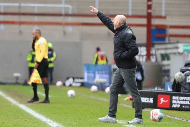 22 02 2026, xrekx, Fußball 2 Bundesliga, Preußen Münster 1 FC Kaiserslautern v l Torsten Lieberknecht Trainer 1 FC Kaiserslautern gibt Anweisungen, gestikuliert, mit den Armen gestikulieren gives instructions, gesticulate DFL DFB REGULATIONS PROHIBIT ANY USE OF PHOTOGRAPHS as IMAGE SEQUENCES and or QUASI VIDEO Münster