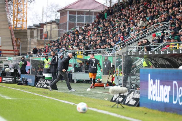 22 02 2026, xrekx, Fußball 2 Bundesliga, Preußen Münster 1 FC Kaiserslautern v l Auswechslung TMarlon Ritter 1 FC Kaiserslautern enttaeuscht, enttäuscht, schaut enttaeuscht, traurig, frustriert, niedergeschlagen, disappointed, sad, frustrated Torsten Lieberknecht Trainer 1 FC Kaiserslautern DFL DFB REGULATIONS PROHIBIT ANY USE OF PHOTOGRAPHS as IMAGE SEQUENCES and or QUASI VIDEO Münster