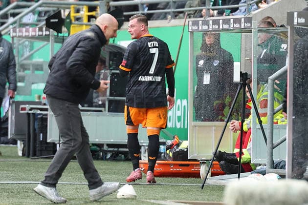 22 02 2026, xrekx, Fußball 2 Bundesliga, Preußen Münster 1 FC Kaiserslautern v l Auswechslung Torsten Lieberknecht Trainer 1 FC Kaiserslautern TMarlon Ritter 1 FC Kaiserslautern enttaeuscht, enttäuscht, schaut enttaeuscht, traurig, frustriert, niedergeschlagen, disappointed, sad, frustrated auf dem Weg in die Kabine DFLB DFB REGULATIONS PROHIBIT ANY USE OF PHOTOGRAPHS as IMAGE SEQUENCES and or QUASI VIDEO Münster