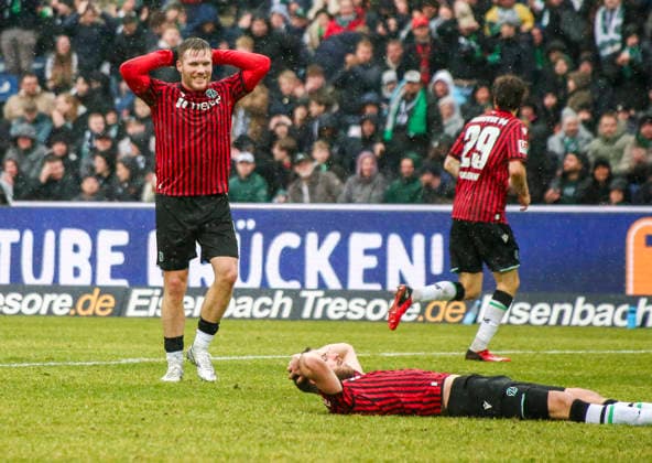Germany Soccer 2 Bundesliga 2025 2026, 23 Matchday Hannover 96 vs Dynamo Dresden Heinz von Heiden Arena Stadion Hannover Gesture, gesture, emotion Benjamin Källman Benjamin Kallman Hannover 96, 9 Boris Tomiak Hannover 96, 3 Facial expression, facial expression, emotion Hannover Copyright: xAymanxAlahmedx
