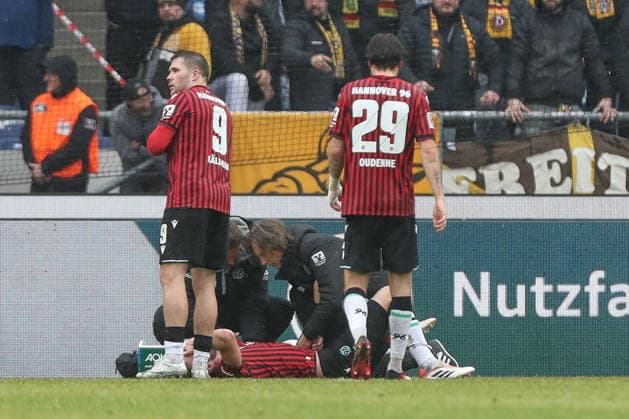 22 02 2026, xtgx, Fußball 2 Bundesliga, Hannover 96 SG Dynamo Dresden emspor, v l Boris Tomiak Hannover, 3 verletzt, Verletzung, injury, injured DFL DFB REGULATIONS PROHIBIT ANY USE OF PHOTOGRAPHS as IMAGE SEQUENCES and or QUASI VIDEO Hannover