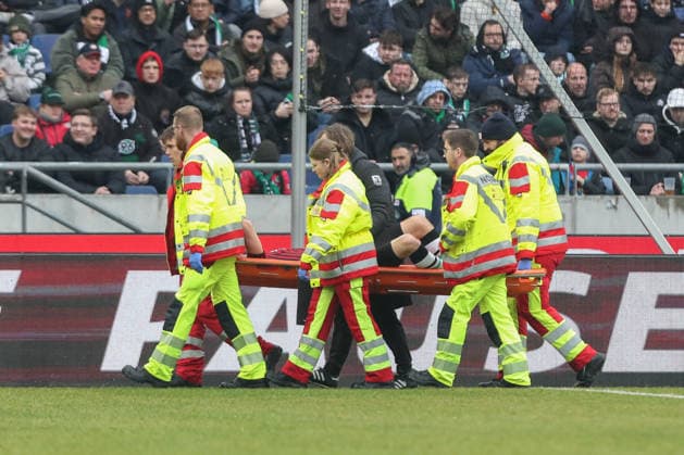 22 02 2026, xtgx, Fußball 2 Bundesliga, Hannover 96 SG Dynamo Dresden emspor, v l Boris Tomiak Hannover, 3 verletzt, Verletzung, injury, injured DFL DFB REGULATIONS PROHIBIT ANY USE OF PHOTOGRAPHS as IMAGE SEQUENCES and or QUASI VIDEO Hannover