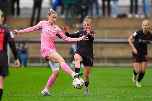 22 02 2026, xydrx, Women Football, 1 Soccer Bundesliga, Bayer 04 Leverkusen TSG 1899 Hoffenheim, Season 2025 2026, Ulrich Haberland Stadion Selina Cerci TSG 1899 Hoffenheim 29 in duel against Kristin Koegel Bayer 04 Leverkusen 11 DFB regulations prohibit any use of photographs as image sequences and or quasi video Photo xYannisxDreimannxPressefotoKochx Nordrhein Westfahlen Germany