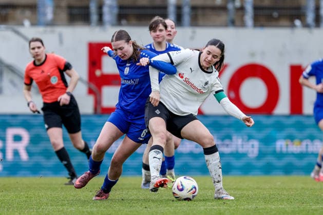 from left Laura Bröring SV Meppen, 6 and Maresa Arici Borussia Mönchengladbach, 26 in a duel, dynamic, action, action, game scene, THE DFB REGULATIONS PROHIBIT ANY USE OF PHOTOGRAPHS AS IMAGE SEQUENCES AND OR QUASI VIDEO , 22 02 2026, Meppen Germany , Football, 2 Womens Bundesliga, SV Meppen Borussia Mönchengladbach xobx